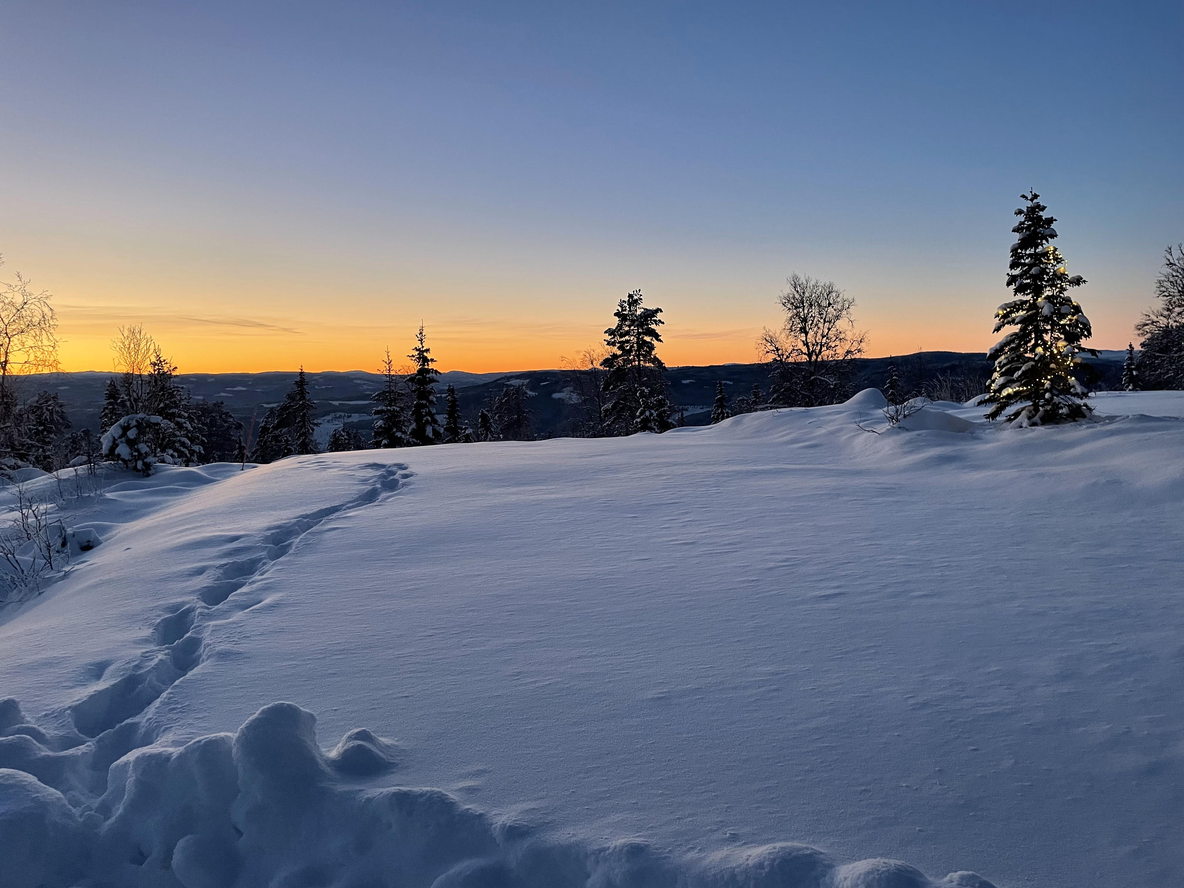 Solnedgang over fjellene sett fra Høghaugen